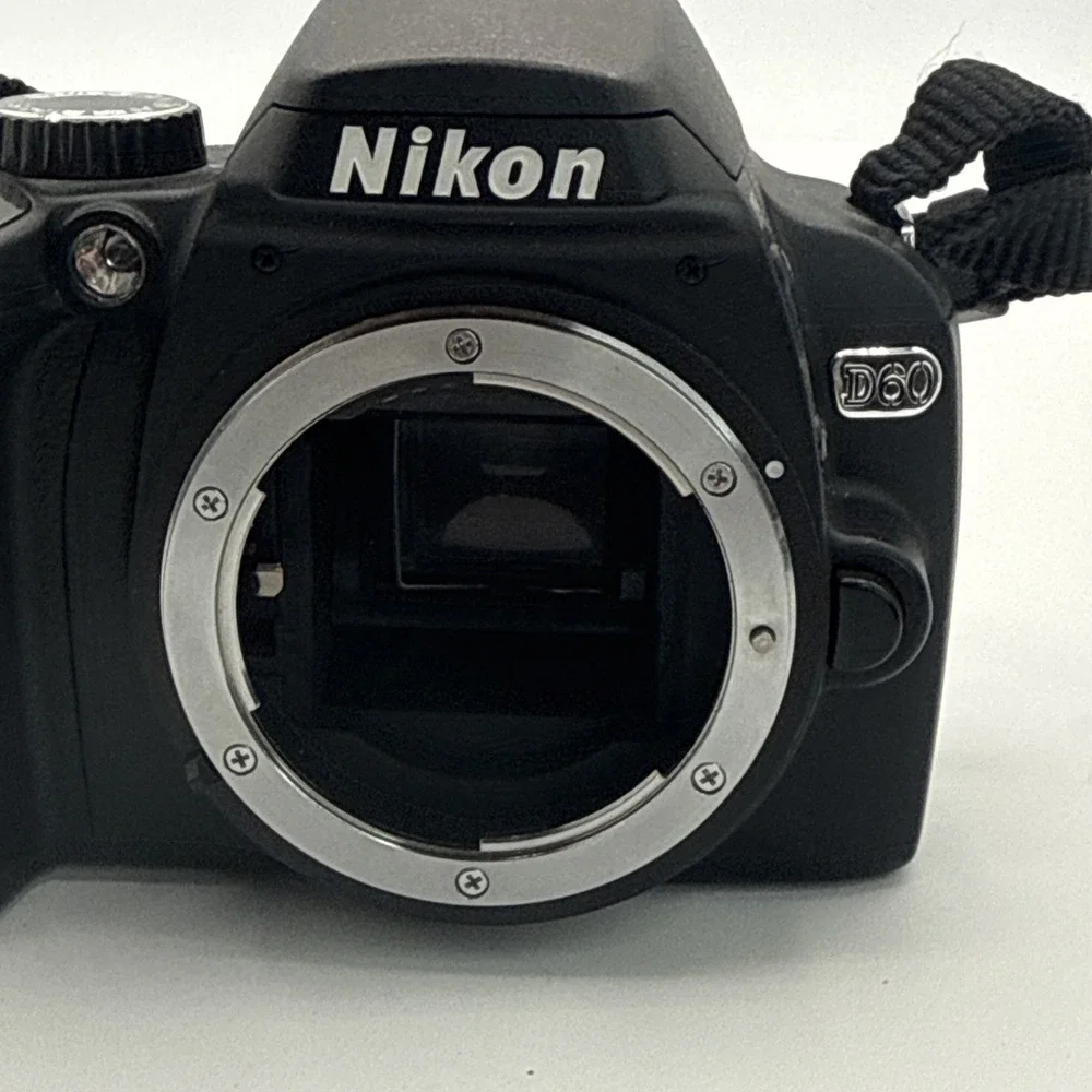 Nikon D60 10.2MP DSLR Camera Body Kit w/ Battery Charger & Carry Bag Tested